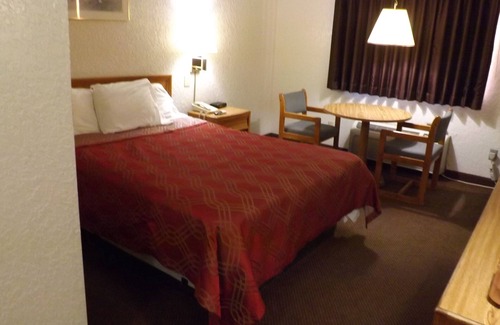 Waldron Hotel | 7 minutes from MCI Airport