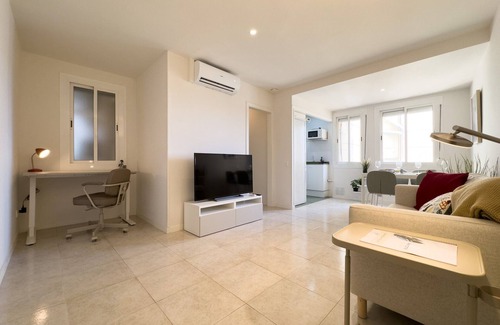 Poblenou House | 7 minutes to the beach! Newly renovated flat!