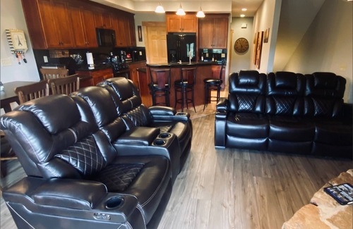 Champion House | 7 Springs - Private Southwind Townhome - Prime Location