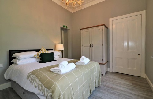 Airdrie Apartment | 70 m² Apartment ∙ 1 bedroom ∙ 2 guests