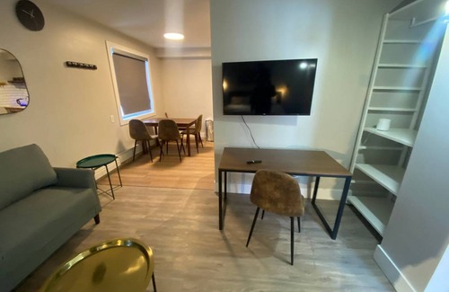 Southwest Edmonton Resort | 70 m² Private room ∙ 1 bedroom ∙ 2 guests