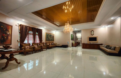 North Cirebon House | 700 m² House ∙ 5 bedrooms ∙ 10 guests