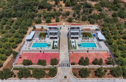 Roumeli Villa | 700 m² Villa ∙ 14 bedrooms ∙ 28 guests