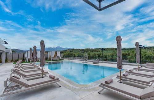 Roumeli Villa | 700 m² Villa ∙ 14 bedrooms ∙ 28 guests
