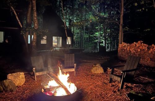 Michaywe House | 70s Retro Escape Hot Tub, Sauna & Arcade Games