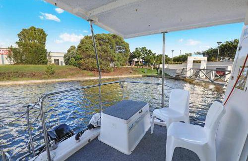 Pelican Waters Boat Rental | 72 m² Houseboat ∙ 2 bedrooms ∙ 7 guests