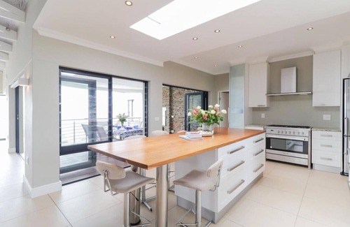 De Kelders House | 72 on Vyfer | Family friendly | Whale watching | Pool