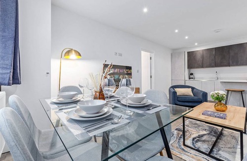 West Hendon Apartment | 74 m² Apartment ∙ 3 bedrooms ∙ 6 guests
