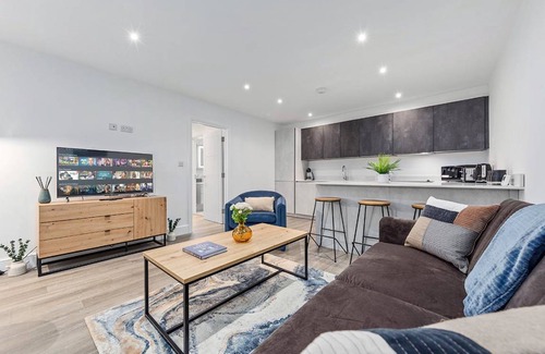 West Hendon Apartment | 74 m² Apartment ∙ 3 bedrooms ∙ 6 guests