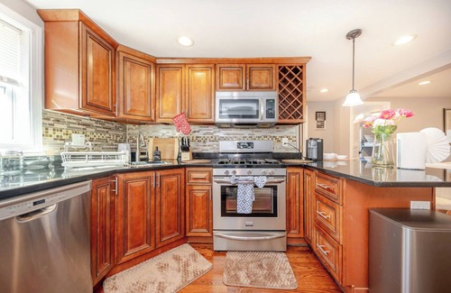 Quincy Apartment | 74R - 2BR Quincy - Romantic Stay near Wollaston Beach
