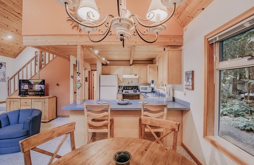 Glacier Cabin | 75SL - 2-Bdrm - Loft - Sleeps 6 - WIFI - Pets Ok