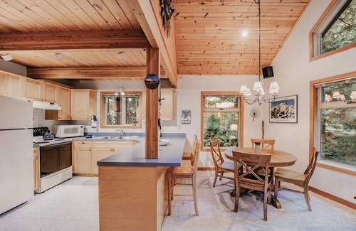 Glacier Cabin | 75SL - WiFi - BBQ - Pets Ok - Sleeps 6 by RedAwning