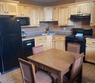 Elkwater Cabin | 79 m² Lodge ∙ 2 bedrooms ∙ 6 guests
