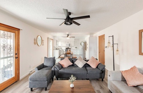 Denver House | 7br 4ba hottub 4 kings 2 kitchens walkable sleeps 16+