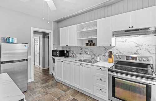 Windsor House | 7BR house 19 ppl DT Windsor Free Parking