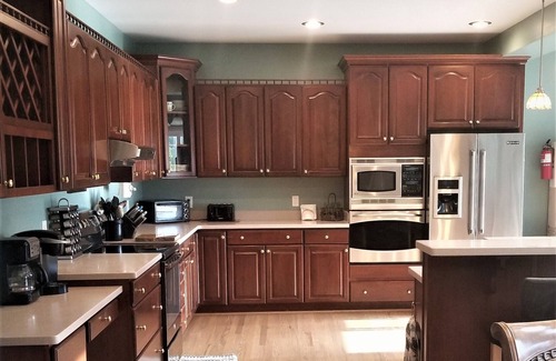 Livingston House | 7BR wf,hot tub,beach,kayaks,public side,pets, August special-book 2; get 1 free
