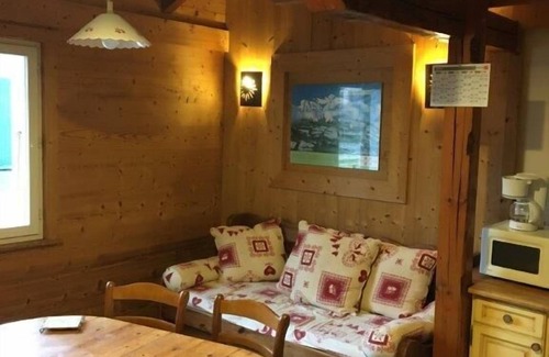 Apremont House | 7km from Chambéry, the historic capital of the Dukes of Savoy and a city of "Art & History". Primary situation