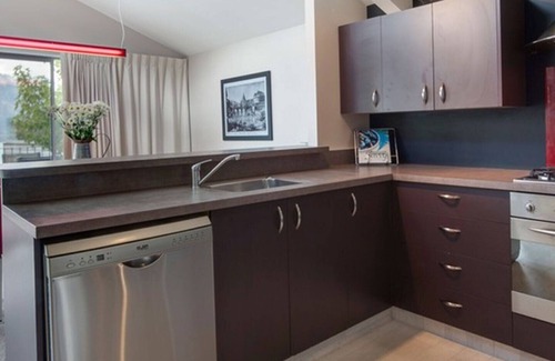 Queenstown City Centre House | 7Manata - Amazing 270deg views! Golf & Ski 10bedrm/8bathrm + 4x seven-seat 4WD's