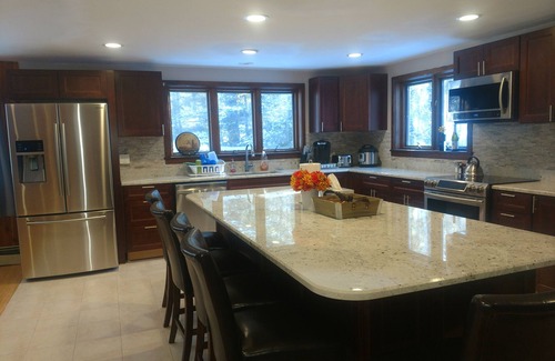 Jackson House | 7mins to Storyland, hot tub, 20mins to Conway! Ski and hike for year round fun!