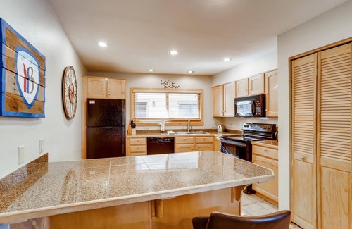 Four O'Clock Condo | 7th Nt Free!Hot Tub at Door,Pool Complex,Block to Town,Walk to Lift,Shuttle
