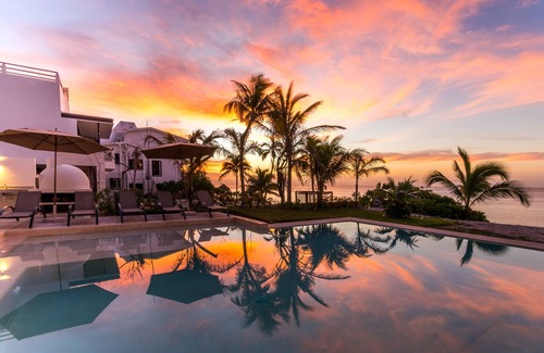 Akumal Villa | 8 BDR BEACH FRONT VILLA- PRIVATE CHEF- RETREATS- WEDDINGS-FAMILY GATHERINGS-GOLF