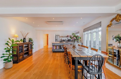 Eccles Cottage | 8 bedroom accommodation in Bluebell Hill, near Chatham