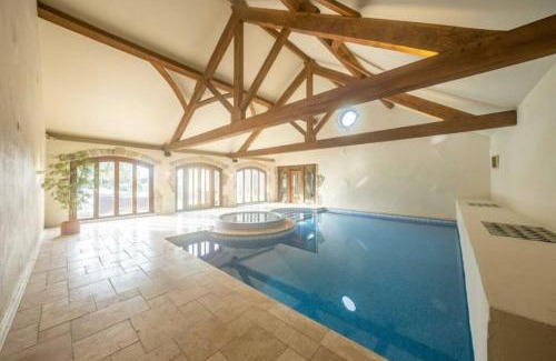 Newport House | 8 Bedroom Farmhouse with Pool Complex 5 mins from Celtic Manor