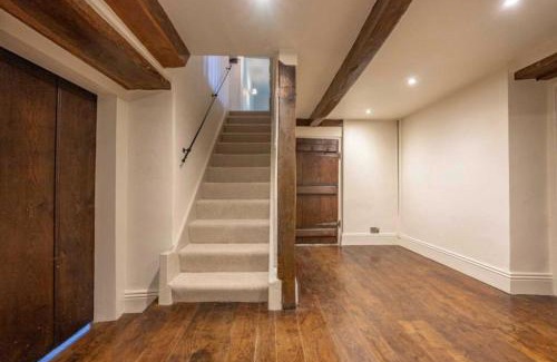 Newport House | 8 Bedroom Farmhouse with Pool Complex 5 mins from Celtic Manor