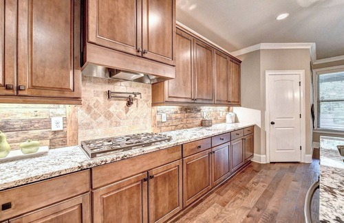 Suwanee House | 8-bedroom Luxury Home, 4.8 Acre w/Pool, Minutes to Suwanee downtown and Lake