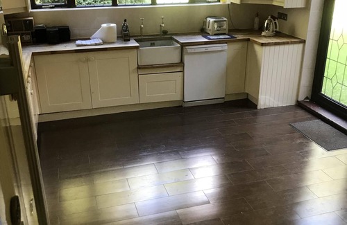 Luton House | 8 Bedroom mansion.Private Gated FreeSauna hottub sleep 15-23 . Free Park 12 cars