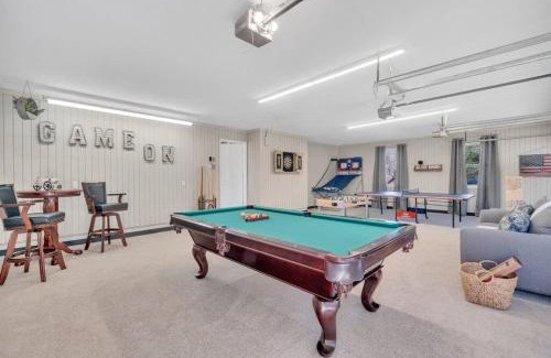 Candler House | 8 Br Sleeps 24 Hot Tub Game Room Dog Friendly