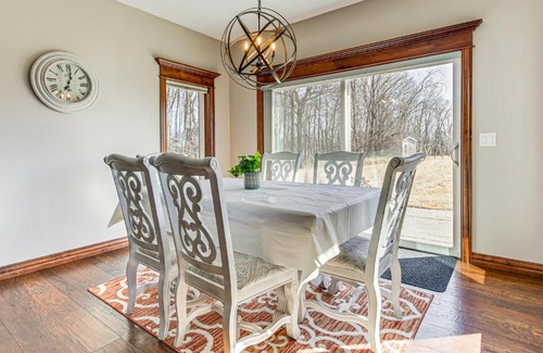 De Pere House | 8 Mi to Lambeau Field Family Home in De Pere!