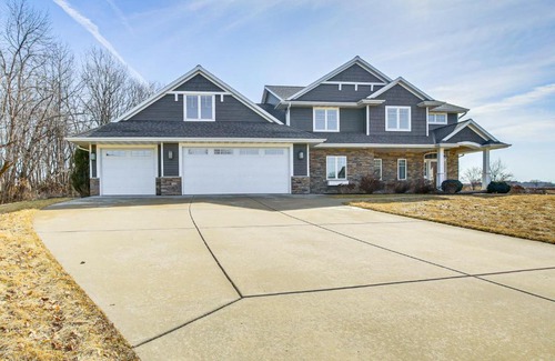 De Pere House | 8 Mi to Lambeau Field Family Home in De Pere!