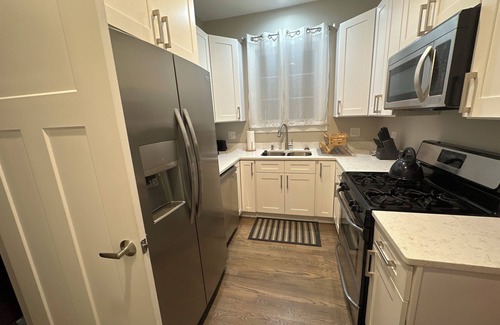 Oak Park Apartment | 8 MILES FROM DOWNTOWN CHICAGO!