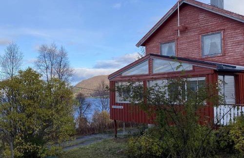 Lyngen House | 8 person holiday home in Svensby, cleaning included