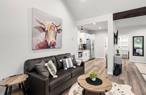 Dennis House | 8 Private Bungalow Suites @ Barndo Bungalows in Granbury, TX! Sleeps 26