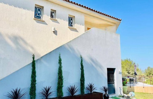 Saint-Mitre-les-Remparts Apartment | 80 m² Apartment ∙ 2 bedrooms ∙ 7 guests