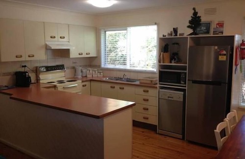 Portarlington House | 800 mtres from Dog friendly beach! 12 minute flat walk to beach. 1 minute by car