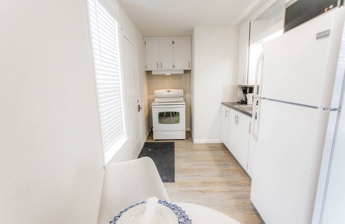 Kutzky Park Apartment | 8073-# blocks from Mayo Clinic- Stylish 1 br apt w/Full Kitchen and Pvt Entrance