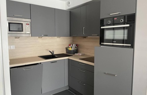 Eaux-Bonnes Apartment | 80m from resort center, view ski slopes, swimming pool, balcony, tv, ski locker, 52m², Gourette