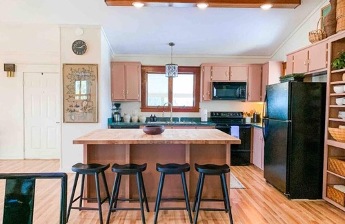 Fairfield House | 80s glam house w/hot tub, mtn views near W&L, VMI
