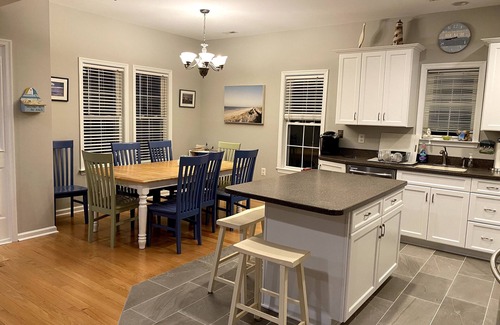 North End Condo | 810 2nd St. - Super Clean, Family Warm Beach/BLK 2 Kings, WiFi