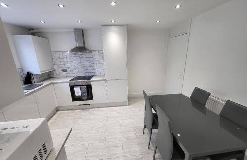 Sutton Central Apartment | 82 m² Apartment ∙ 3 bedrooms ∙ 8 guests