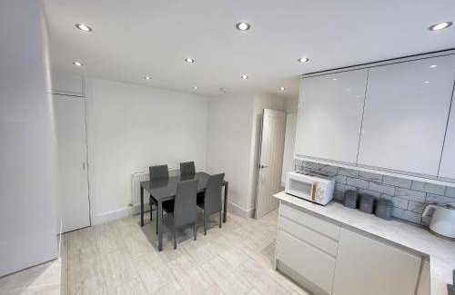 Sutton Central Apartment | 82 m² Apartment ∙ 3 bedrooms ∙ 8 guests