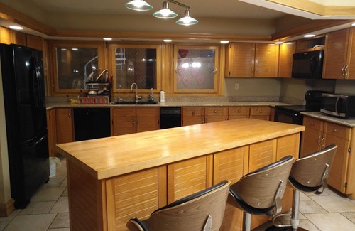 King House | 8200Sq. Ft. 3 acre vacation home w indoor pool 15 minutes to Canada` Wonderland