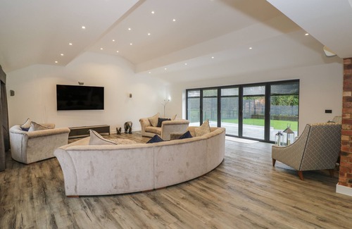 Desborough House | 85A BRAYBROOKE ROAD, family friendly, with hot tub in Desborough