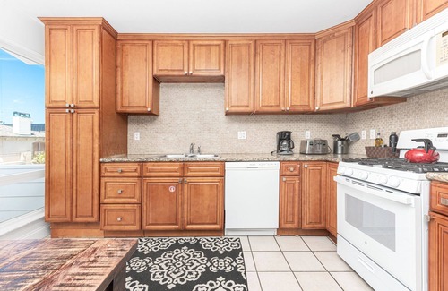 West Newport Condo | 8BR Getaway One House from Beach | Beautiful Ocean Views & XL Patio!