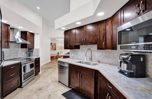 Southwest Ranches Villa | 8BR Luxury Villa w/Amazing Pool & Basketball