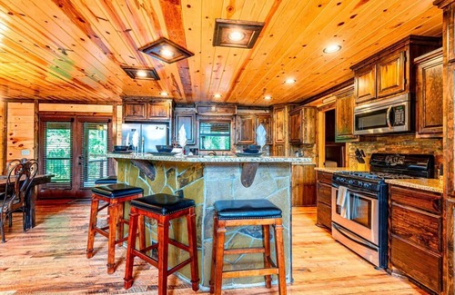 Broken Bow Cabin | 8BR Retreat:Hot Tub, Arcade, Fire Pit, Swing,Games,Kids Play Area,Sleeps 18