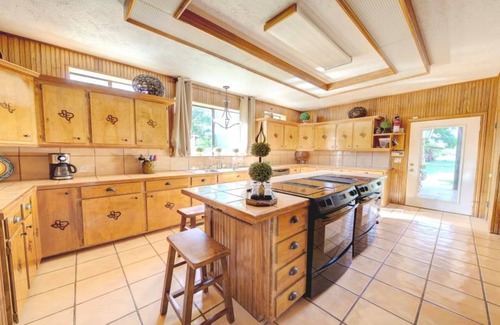 Hunt House | 9/6.5, Sleeps 32! River Front! 3 outdoor Fire pits, pickle ball & basketball!